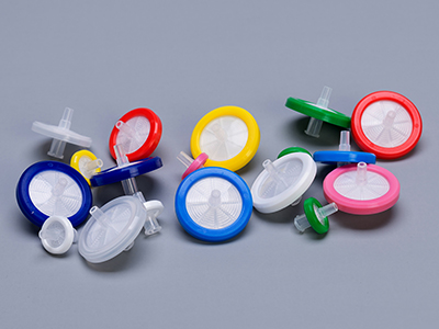 聚丙烯外壳带有颜色环，以区别不同材质过滤器