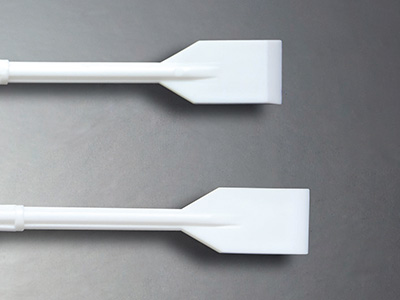 铲刀成一定斜度，细胞不易堆积