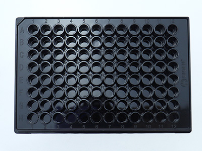 左侧、上侧和孔间均标有字母和数字方便定位