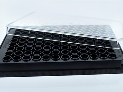 孔边凸起 ，可防止样本交叉污染